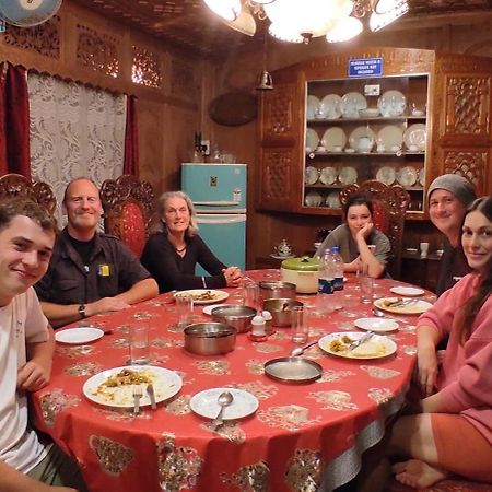 Houseboat Young Wild Rose Srinagar  Ngoại thất bức ảnh