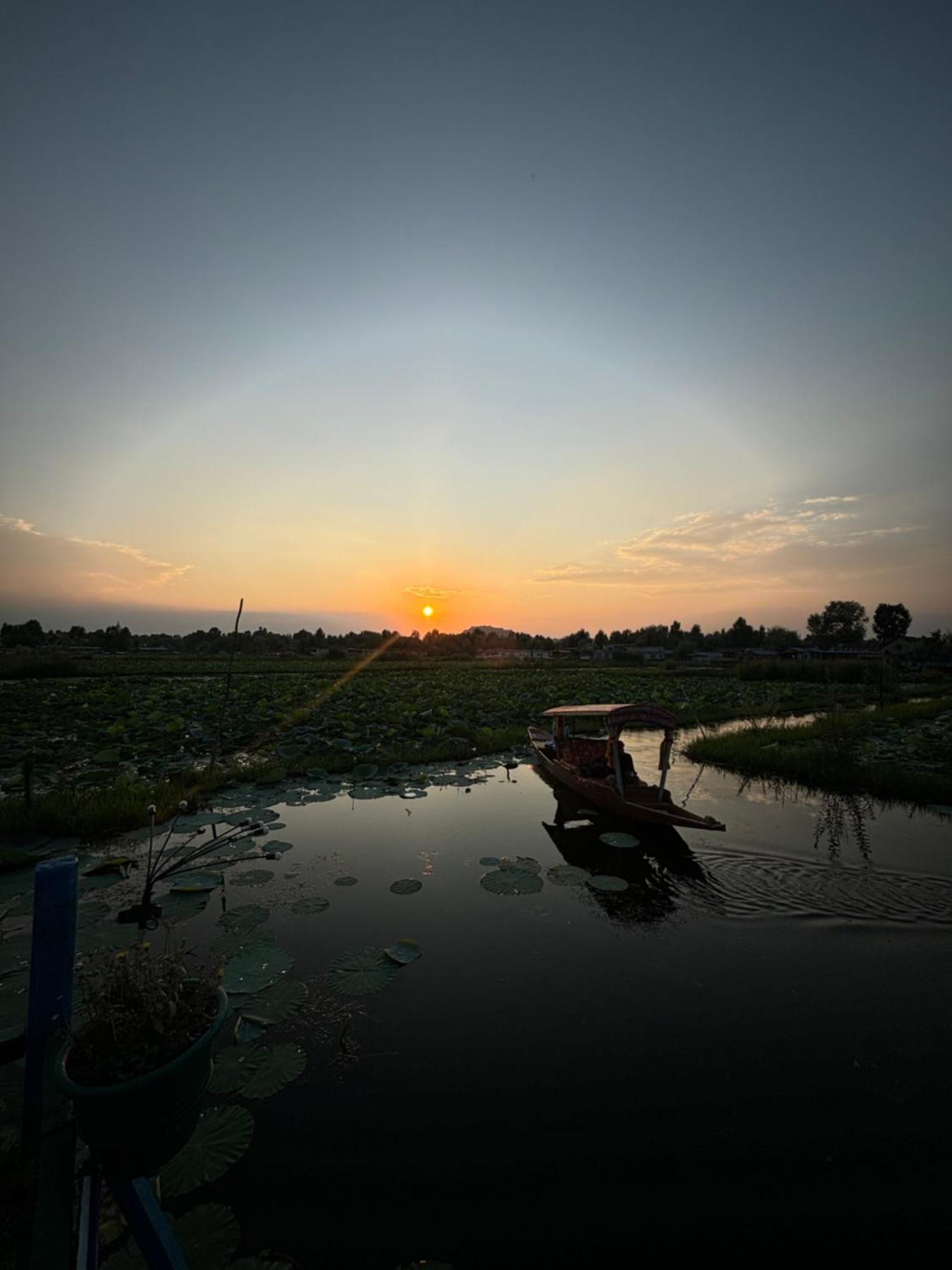 Houseboat Young Wild Rose Srinagar  Ngoại thất bức ảnh