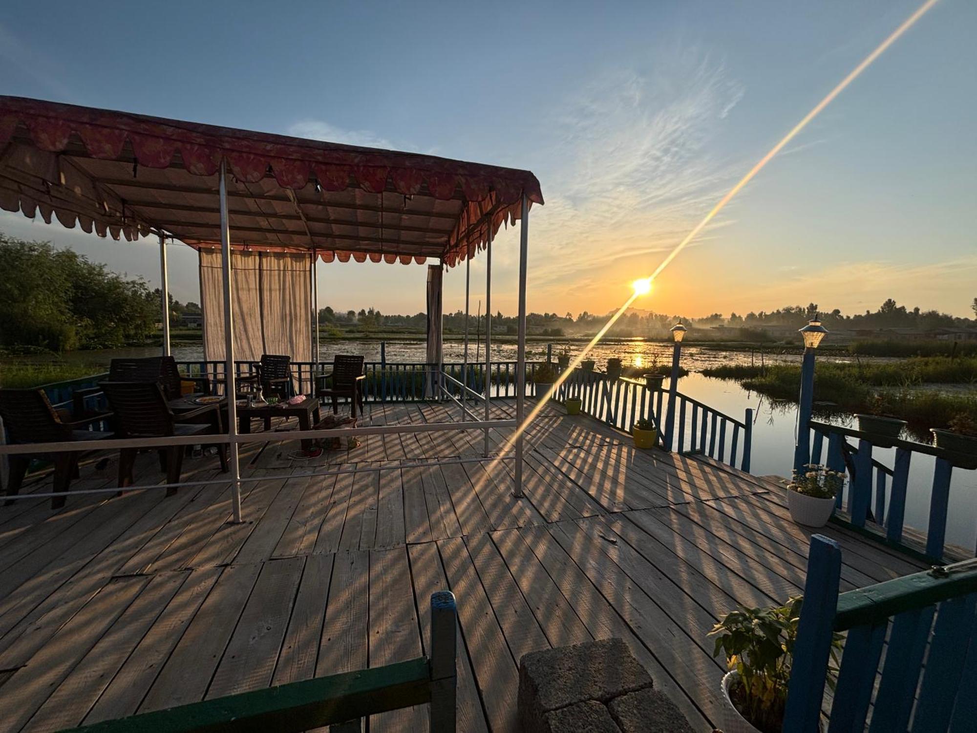 Houseboat Young Wild Rose Srinagar  Ngoại thất bức ảnh